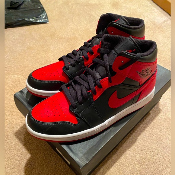 SOLD - NEW Nike Air Jordan 1 Mid Banned - Size 10 US - Picture 7 of 9